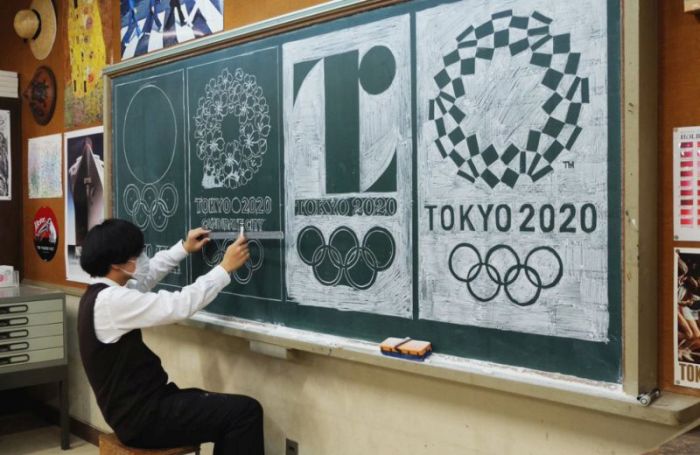 School Art Teacher Creates Incredible Drawings On A Blackboard (13 pics)