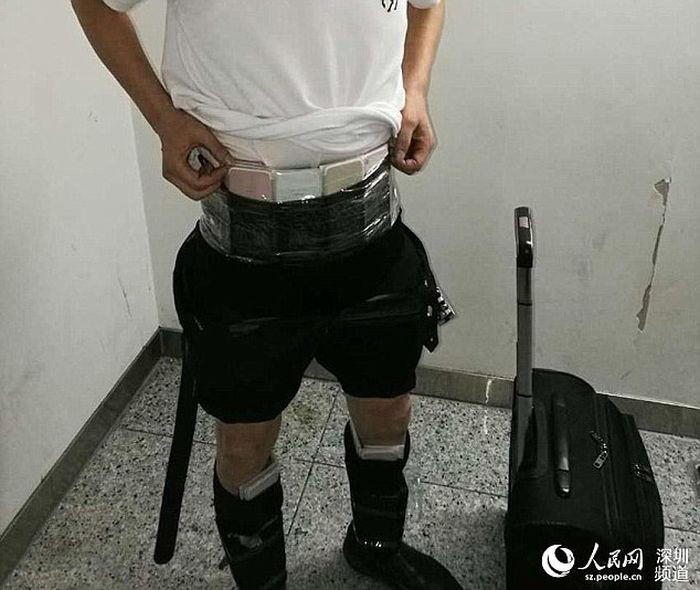 Smugglers Get Busted While Trying To Sneak 400 iPhones Into China (4 pics)