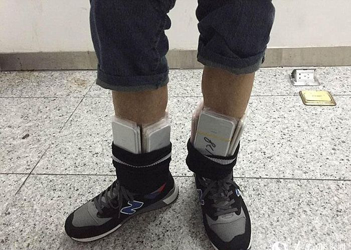 Smugglers Get Busted While Trying To Sneak 400 iPhones Into China (4 pics)