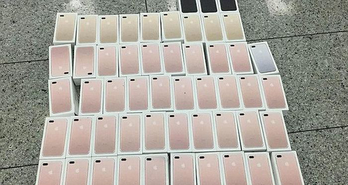 Smugglers Get Busted While Trying To Sneak 400 iPhones Into China (4 pics)