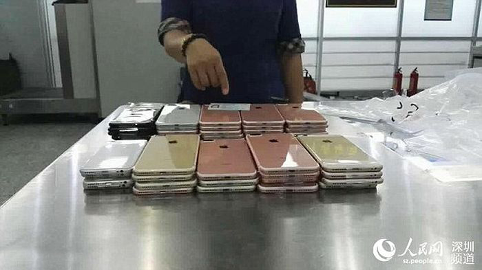Smugglers Get Busted While Trying To Sneak 400 iPhones Into China (4 pics)