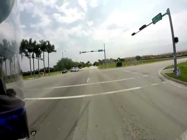 Idiot Driver Attempts To Wreck A Guy On His Motorcycle