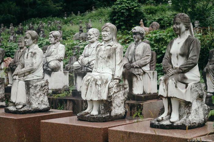 This Park In Japan Is Home To Hundreds Of Statues (12 pics)