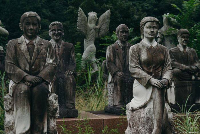 This Park In Japan Is Home To Hundreds Of Statues (12 pics)