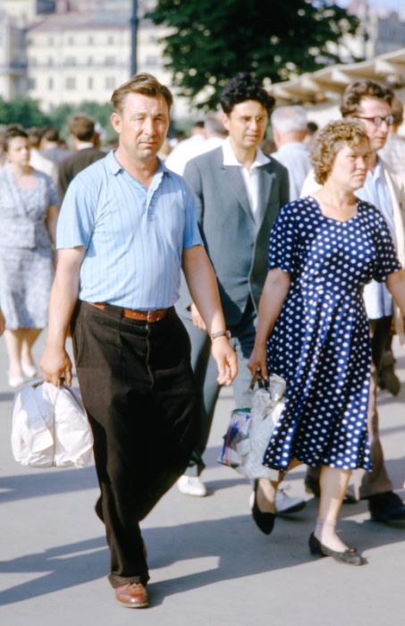 A Collection Of People On The Streets Of The Soviet Union (55 pics)