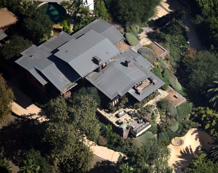 Take A Look At Brad Pitt and Angelina Jolie's Huge Hollywood Hills Compound (3 pics)