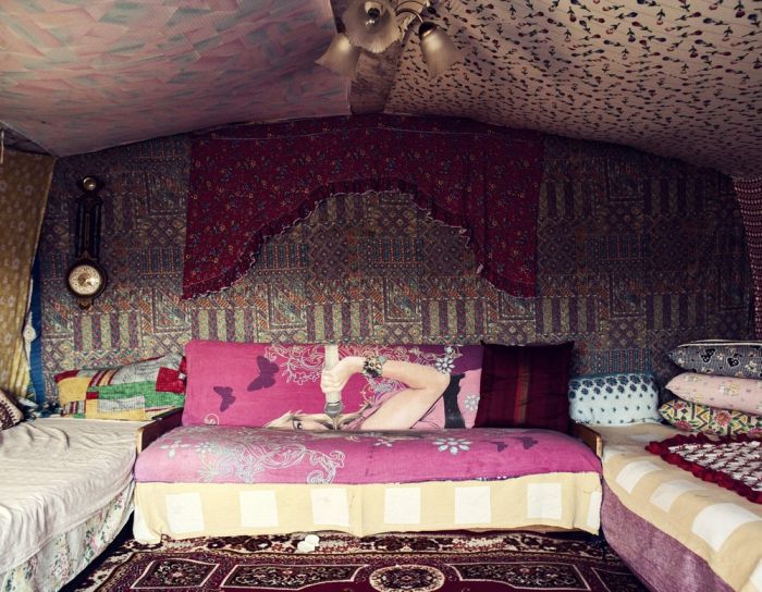 A Day In The Life Of Romanian Gypsies Living On The Polish border (17 pics)