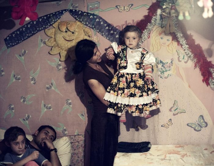 A Day In The Life Of Romanian Gypsies Living On The Polish border (17 pics)