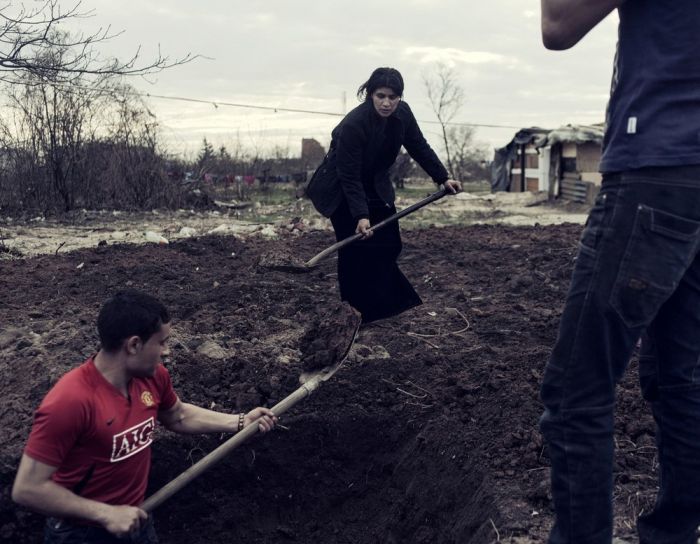 A Day In The Life Of Romanian Gypsies Living On The Polish border (17 pics)
