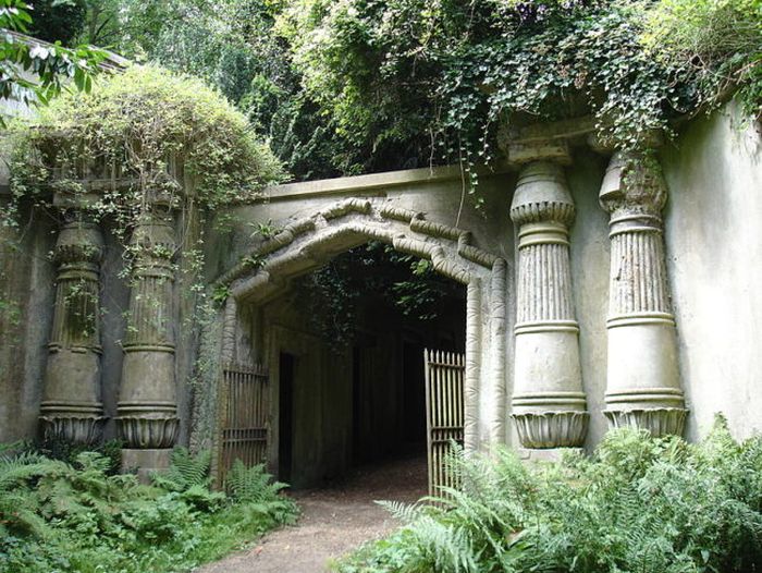 This Haunted Cemetery Has Become Legendary (9 pics)