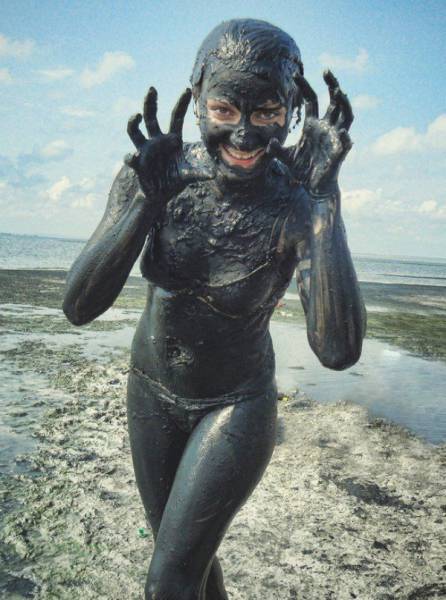 These Hot Babes Covered In Dirt Will Keep You Amused For A While (64 pics)