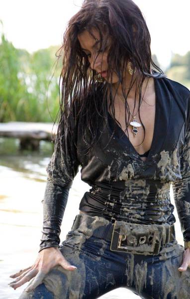 These Hot Babes Covered In Dirt Will Keep You Amused For A While (64 pics)