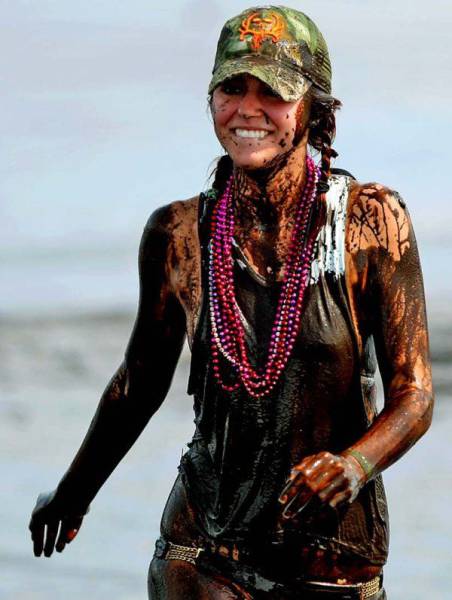 These Hot Babes Covered In Dirt Will Keep You Amused For A While (64 pics)