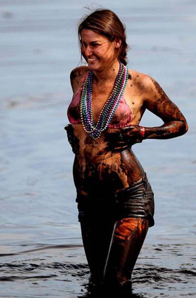 These Hot Babes Covered In Dirt Will Keep You Amused For A While (64 pics)