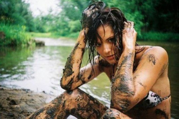 These Hot Babes Covered In Dirt Will Keep You Amused For A While (64 pics)
