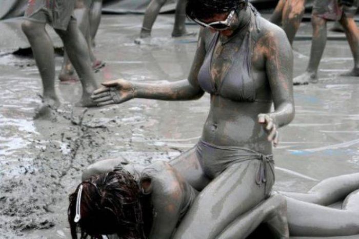 These Hot Babes Covered In Dirt Will Keep You Amused For A While (64 pics)