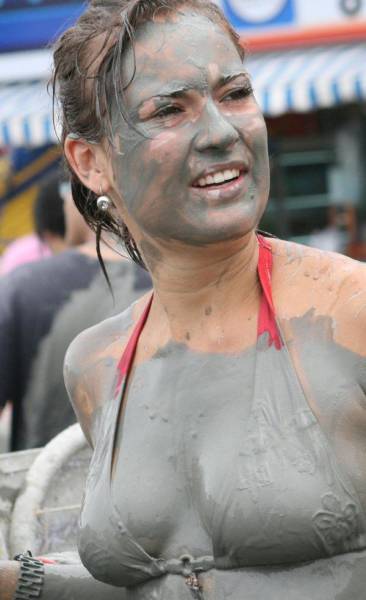 These Hot Babes Covered In Dirt Will Keep You Amused For A While (64 pics)