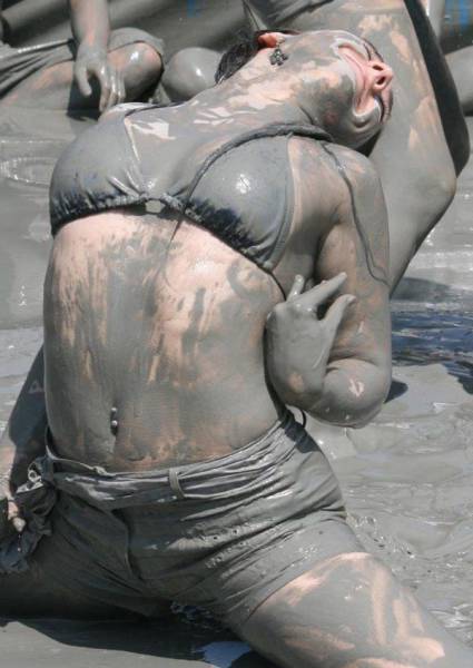 These Hot Babes Covered In Dirt Will Keep You Amused For A While (64 pics)
