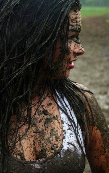 These Hot Babes Covered In Dirt Will Keep You Amused For A While (64 pics)