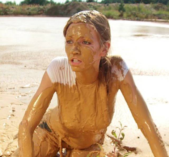 These Hot Babes Covered In Dirt Will Keep You Amused For A While (64 pics) ...