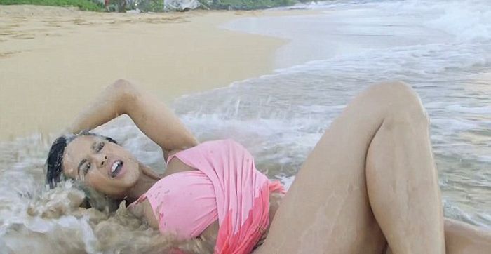 Model's Sexy Shoot On The Beach Comes Crashing Down (8 pics)