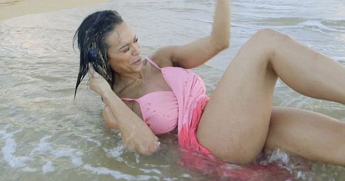 Model's Sexy Shoot On The Beach Comes Crashing Down (8 pics)