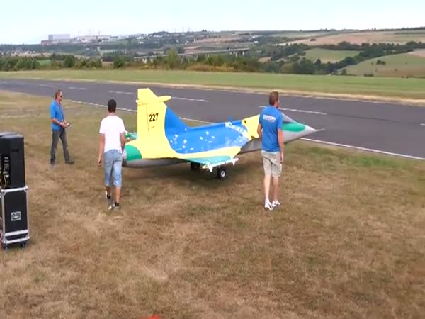 Huge RC Jet Disintegrates In Mid Flight