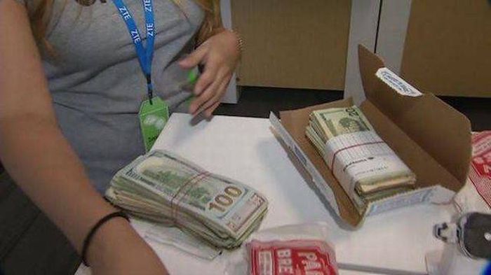 Girl Gets Something Completely Different After Ordering Domino's Wings (4 pics)