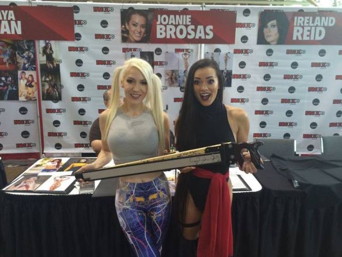Gorgeous Cosplayers Love To Hold The Nerd Cane (39 pics)