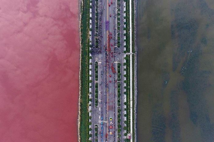Two Tone Lake In China Is Half Pink (3 pics)