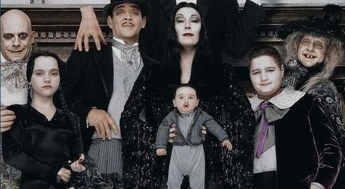 What The Cast Of The Addams Family Looks Like 25 Years Later (17 pics)