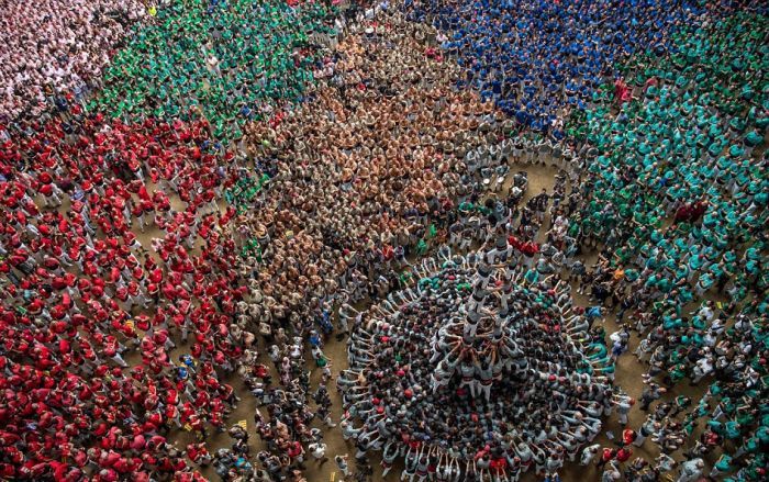 Hundreds Of People Build A Human Tower In Spain (20 pics)