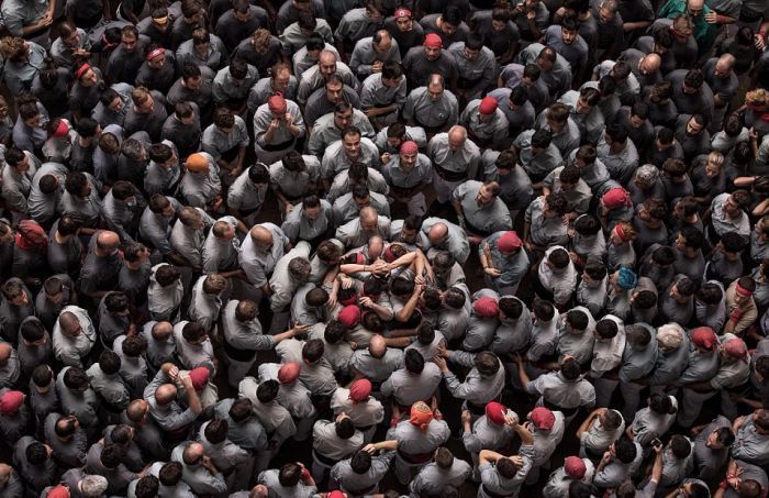 Hundreds Of People Build A Human Tower In Spain (20 pics)