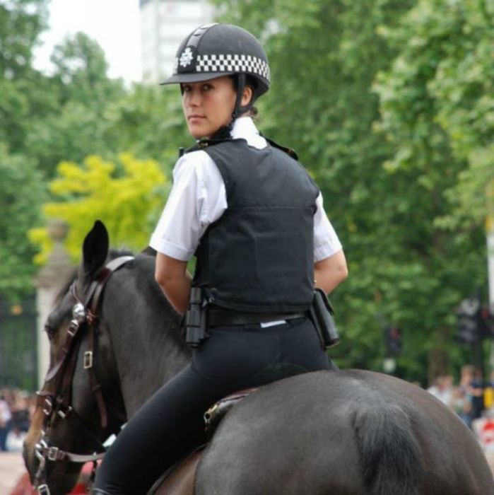 Beautiful Police Officers From All Around The World (25 pics)