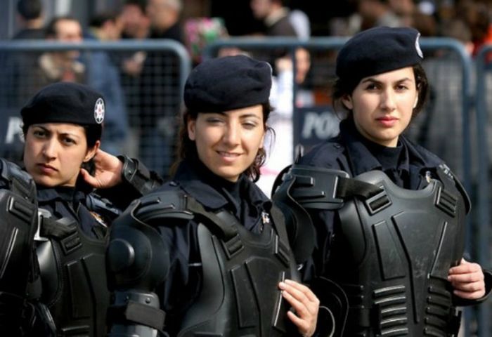 Beautiful Police Officers From All Around The World (25 pics)