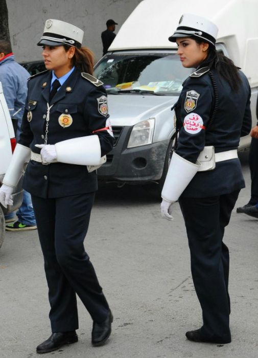 Beautiful Police Officers From All Around The World (25 pics)