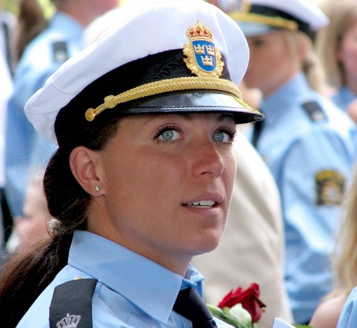 Beautiful Police Officers From All Around The World (25 pics)