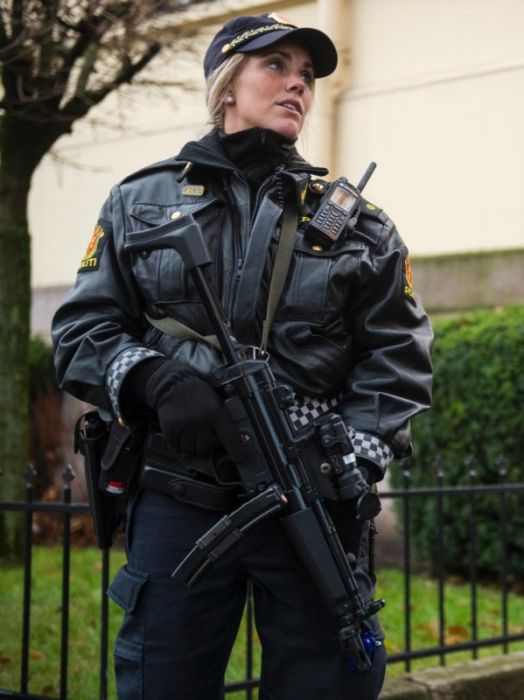 Beautiful Police Officers From All Around The World (25 pics)