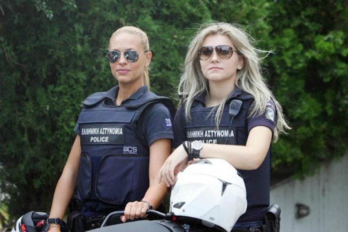 Beautiful Police Officers From All Around The World (25 pics)