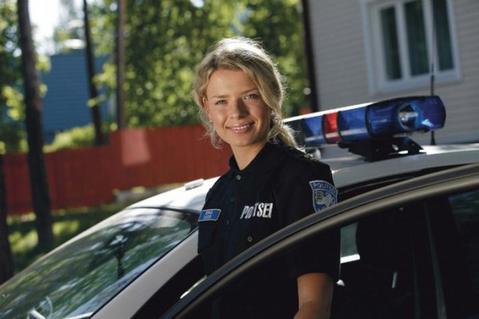 Beautiful Police Officers From All Around The World (25 pics)