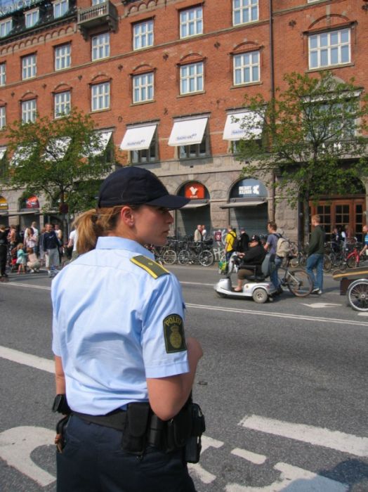 Beautiful Police Officers From All Around The World (25 pics)