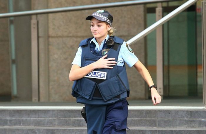 Beautiful Police Officers From All Around The World (25 pics)