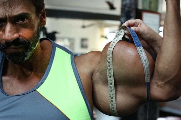 Bodybuilder Gets Ripped After Pumping Oil Into His Body (7 pics)