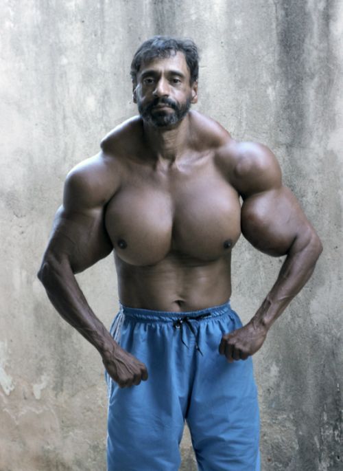 Bodybuilder Gets Ripped After Pumping Oil Into His Body (7 pics)
