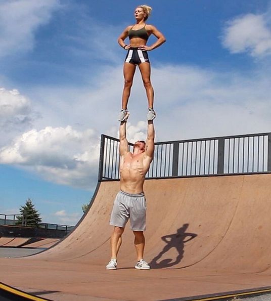 This Ripped Guy And His Acrobatic Girlfriend Are Insanely Athletic (15 pics)