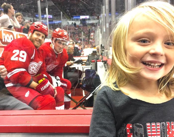 Detroit Red Wings Players Photobomb Young Girl's Photo (4 pics)