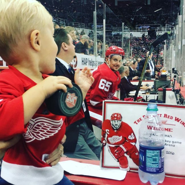 Detroit Red Wings Players Photobomb Young Girl's Photo (4 pics)