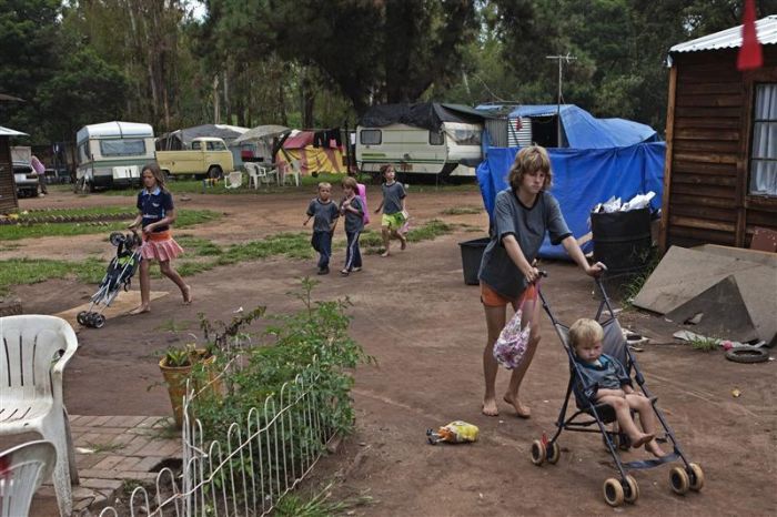 An On The Ground Look At The White Ghettos Of South Africa (25 pics)