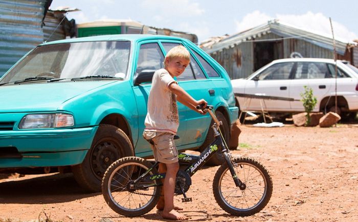 An On The Ground Look At The White Ghettos Of South Africa (25 pics)