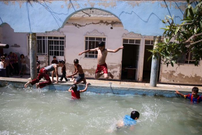 Chrildren Play With Water In A War Zone (15 pics)